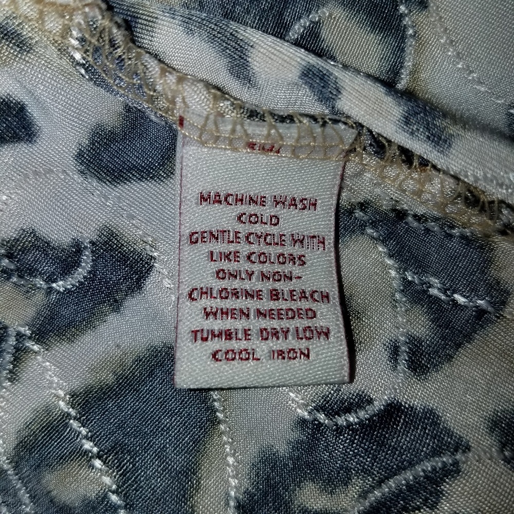 Woman's Top - Picture 5 of 5